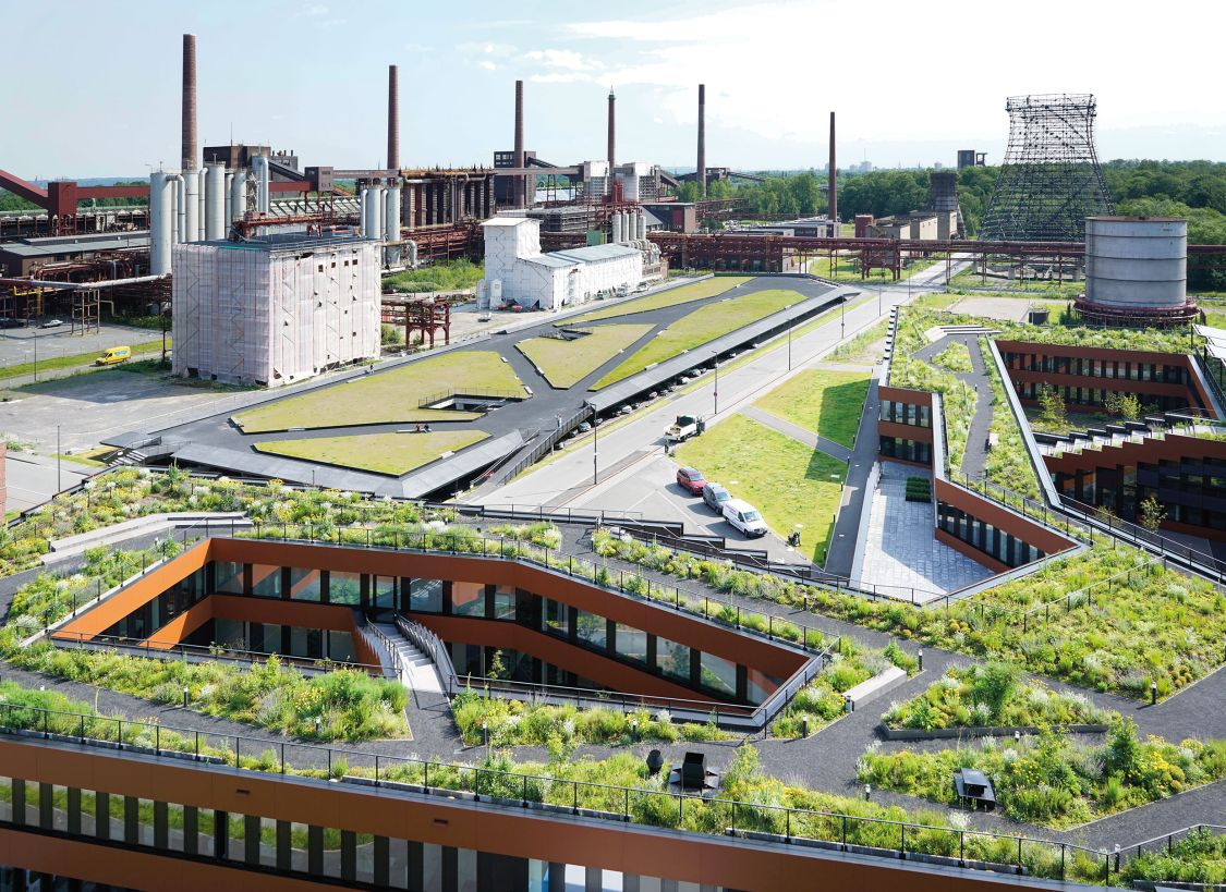 Ein neues Parkhaus und der Verwaltungsneubau der RAG-Stiftung und RAG AG auf dem Gelände der Zeche Zollverein in Essen schaffen eine Schnittstelle von Kultur- und Naturlandschaft.