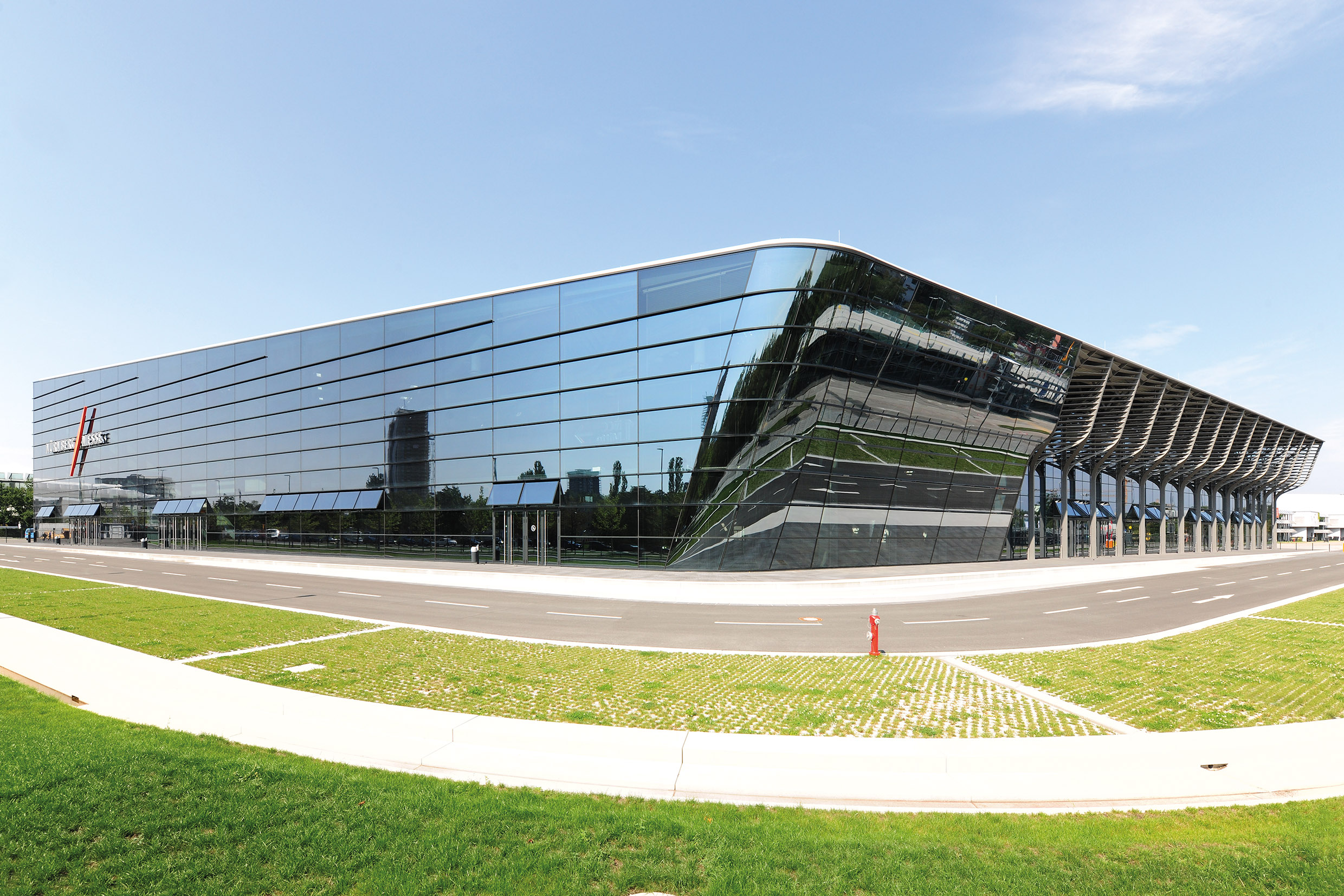 Sur le parc des expositions de Nuremberg, le nouveau hall d’exposition 3C illustre parfaitement les vastes travaux de modernisation entrepris par le NürnbergMesse Group.