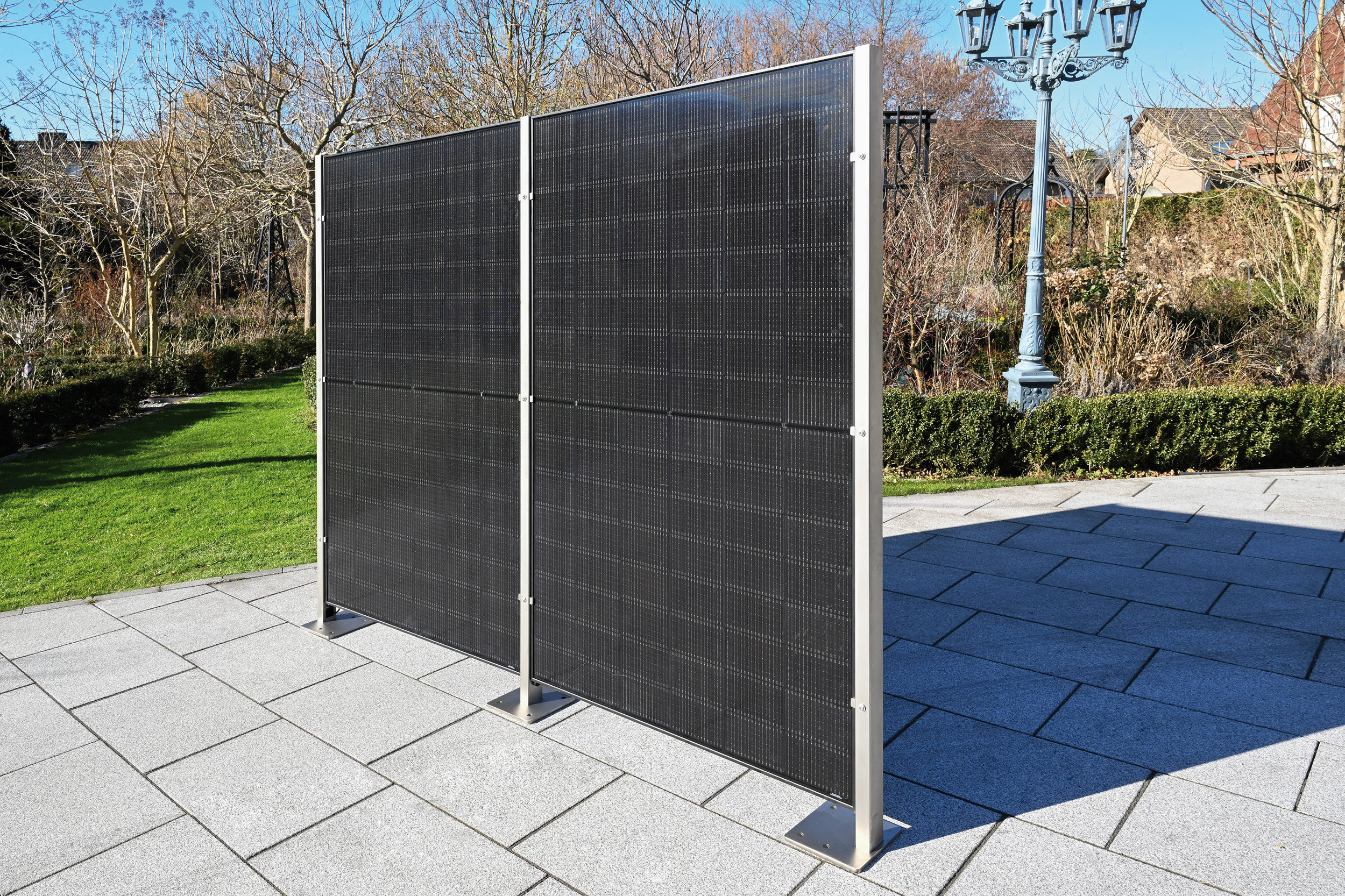 Die Firma Richard Brink erweitert ihr Sortiment um einen neuen hauseigenen Solarzaun, der nicht nur als Sichtschutz und Raumtrenner, sondern auch als grüne Stromquelle fungiert.  Foto: Richard Brink GmbH & Co. KG