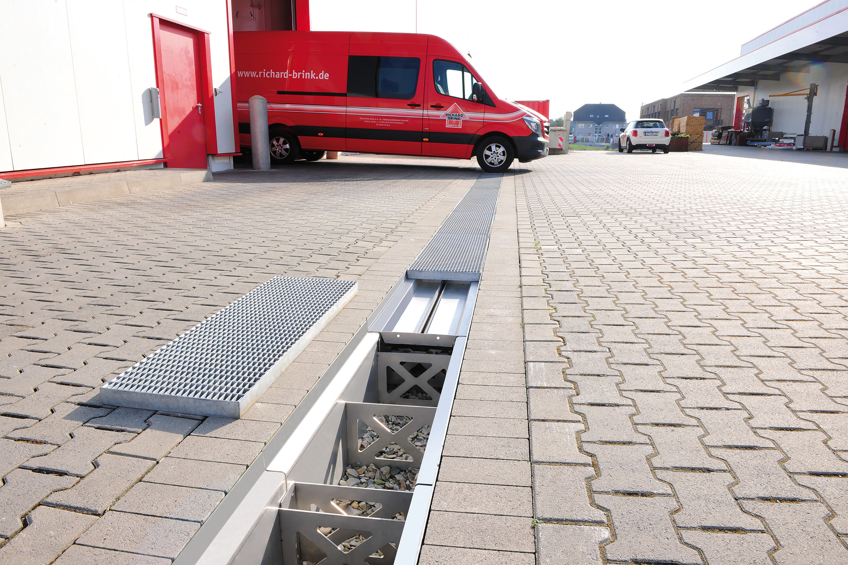 Die Firma Richard Brink präsentiert ihr Sortiment der Retentionsrinnen als Option für ein modernes Starkregen-Management in Zeiten von Klimawandel und Extremwettereignissen.   Foto: Richard Brink GmbH & Co. KG