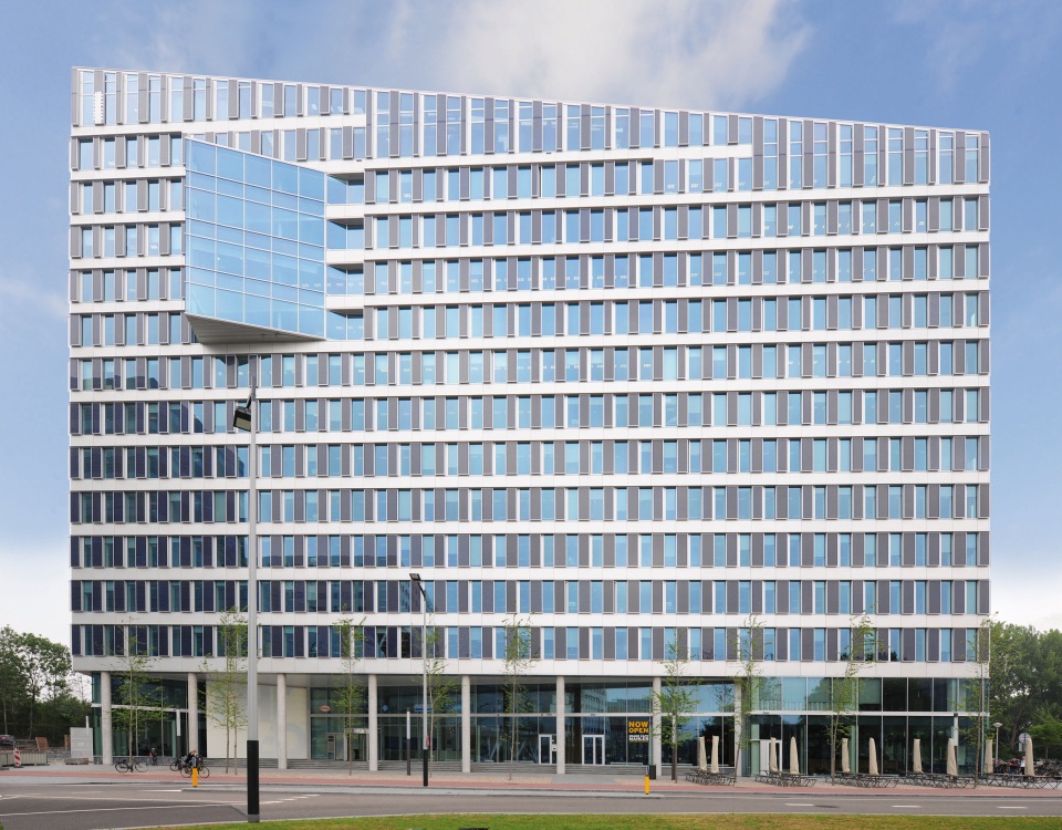 Sleek design is prominent in the Zuidas quarter of Amsterdam. As one of the smartest and most sustainable properties in the world, office building ‘The Edge’ certainly fits in.