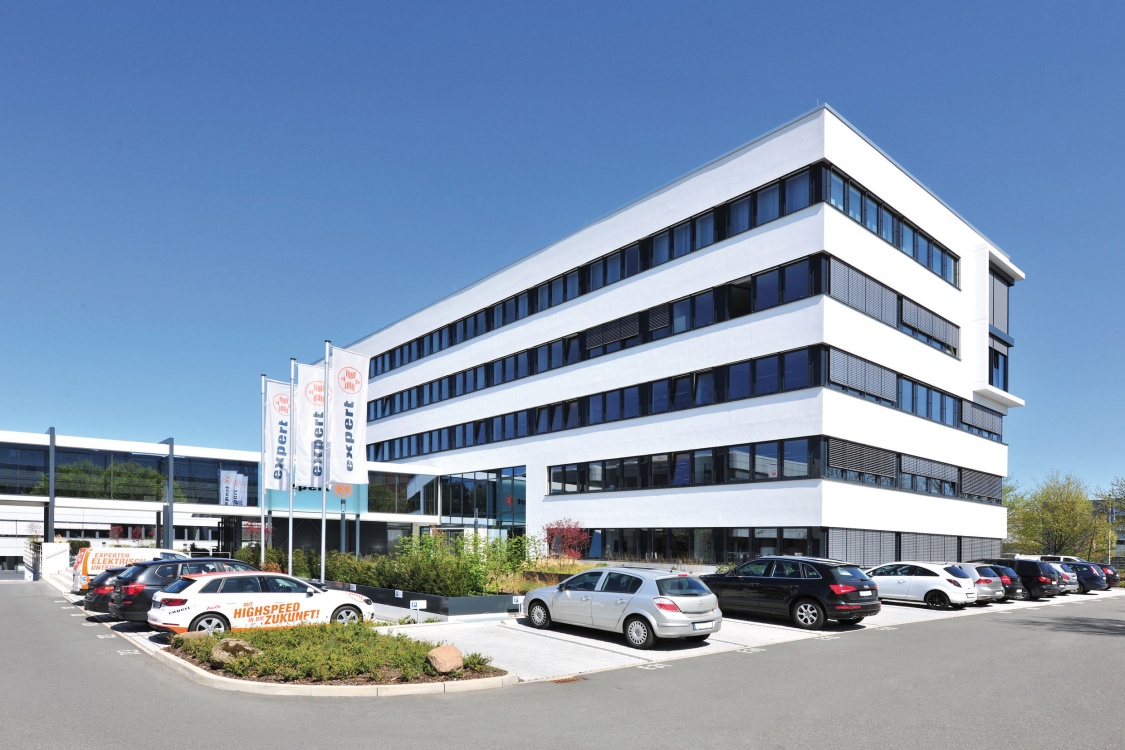 Specialist retail cooperative expert AG has extended its headquarters in Hanover-Langenhaben. Architects from htm.a Hartmann Architektur GmbH designed the new build in a cubic style. 