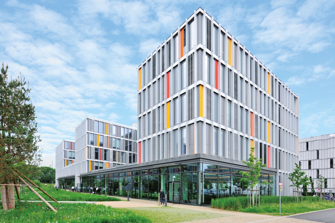 The Stadtwerke München (SWM) Munich City Utilities commissioned an ‘IT townhall’ – the IT-Rathaus – to be built on the premises of the Campus M technology park, bringing a large part of the municipal authorities’ information and telecommunications technology under one roof.