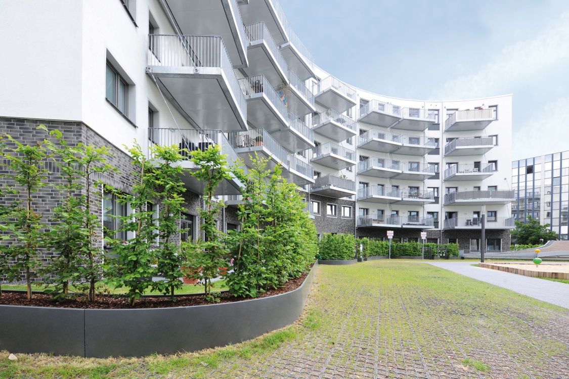 Maßgefertigte Hochbeete der Firma Richard Brink erfüllen vielseitige Anforderungen. Am Düsseldorfer Wohnkomplex „Living Circle“ dienen sie als Grundstücksbegrenzung zwischen einzelnen Privatgärten sowie den öffentlichen Grünanlagen.