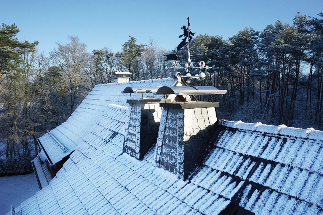 The company Richard Brink offers custom-made chimney caps that are easy to install and effectively protect the chimney against wind and weather while visually enhancing the chimney.