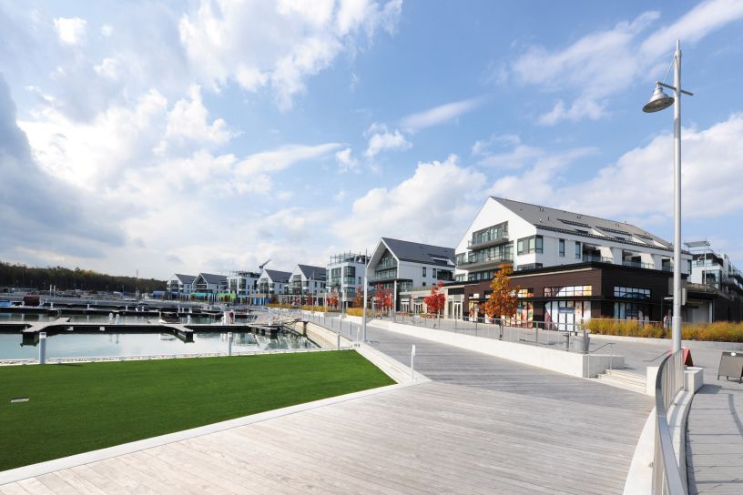 The residential district and marina that has emerged beside Lake Simcoe in Ontario, Canada, is characterised by a modern lifestyle on the one hand and a sustainable and environmentally friendly structure on the other. 