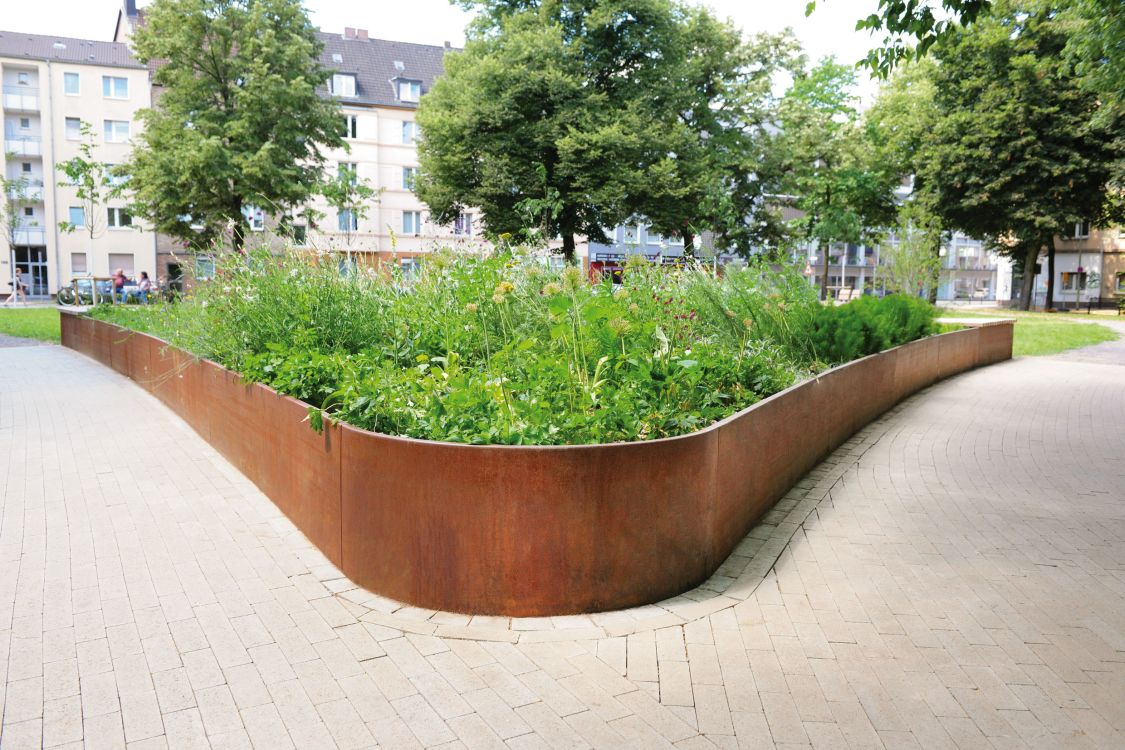 Residents of Duisburg’s Neudorfer Markt can now enjoy a redesigned green space, where a raised bed installed by the company Richard Brink makes for a striking visual feature.