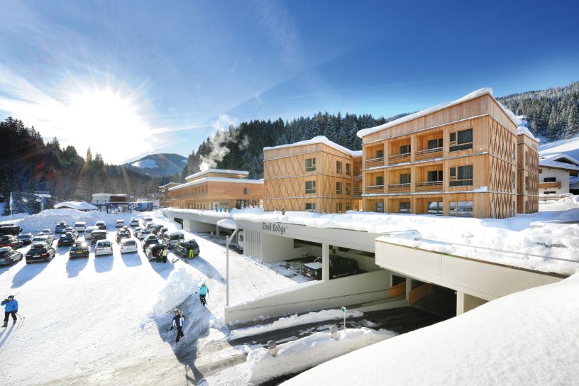 Mitten im Skigebiet Wilder Kaiser- Brixental steht die Ende 2018 eröffnete Tirol Lodge. Wintersportbegeisterte profitieren hier von der unmittelbaren Anbindung an die Talstation der Gondelbahn.