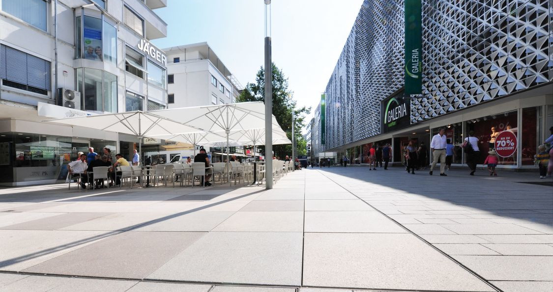 In Pforzheim ist mit der Neugestaltung der Fußgängerzone im Bereich der Westlichen Karl-Friedrich-Straße ein weiträumiges, modernes und einladendes Areal zum Shoppen und Verweilen entstanden.