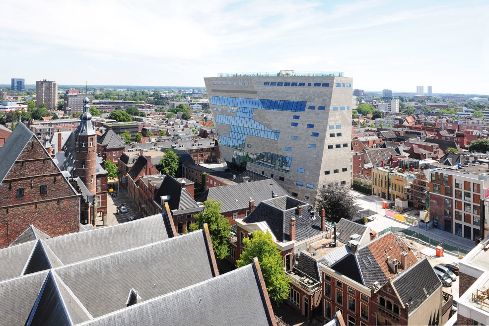 De naar boven toe taps toelopende monoliet steekt uit boven de daken van het historische stadscentrum.