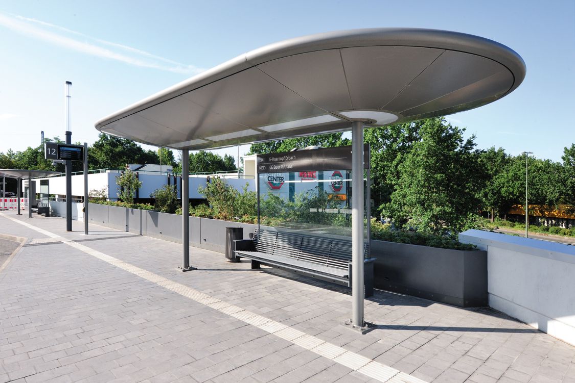 Der neue Zentrale Omnibusbahnhof in Gelsenkirchen bietet Fahrgästen und Passanten eine barrierefreie, übersichtliche und komfortable Anlage.