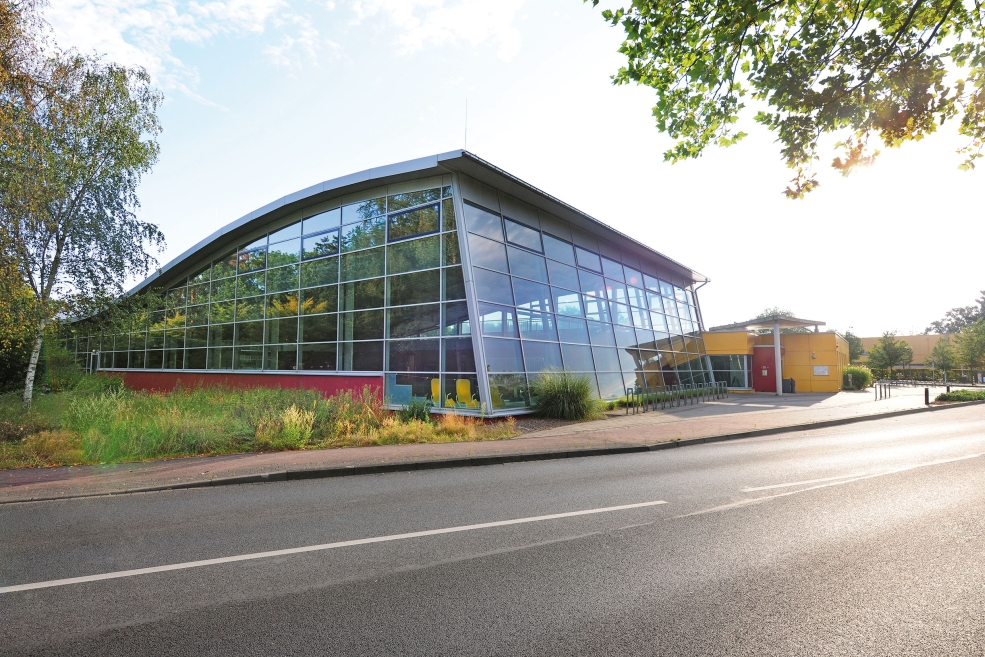 Südöstlich von Bielefeld ist das SennestadtBad ein beliebter Anlaufpunkt für Sportschwimmer, Vereine und Schulklassen.