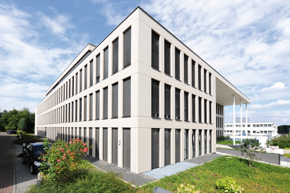 Le nouveau siège social de MAGMA, leader en technologie de simulation des processus de moulage, et de sa filiale SIGMA a été construit à Aix-la-Chapelle sur les plans du bureau d’architecture nbp architekten.
