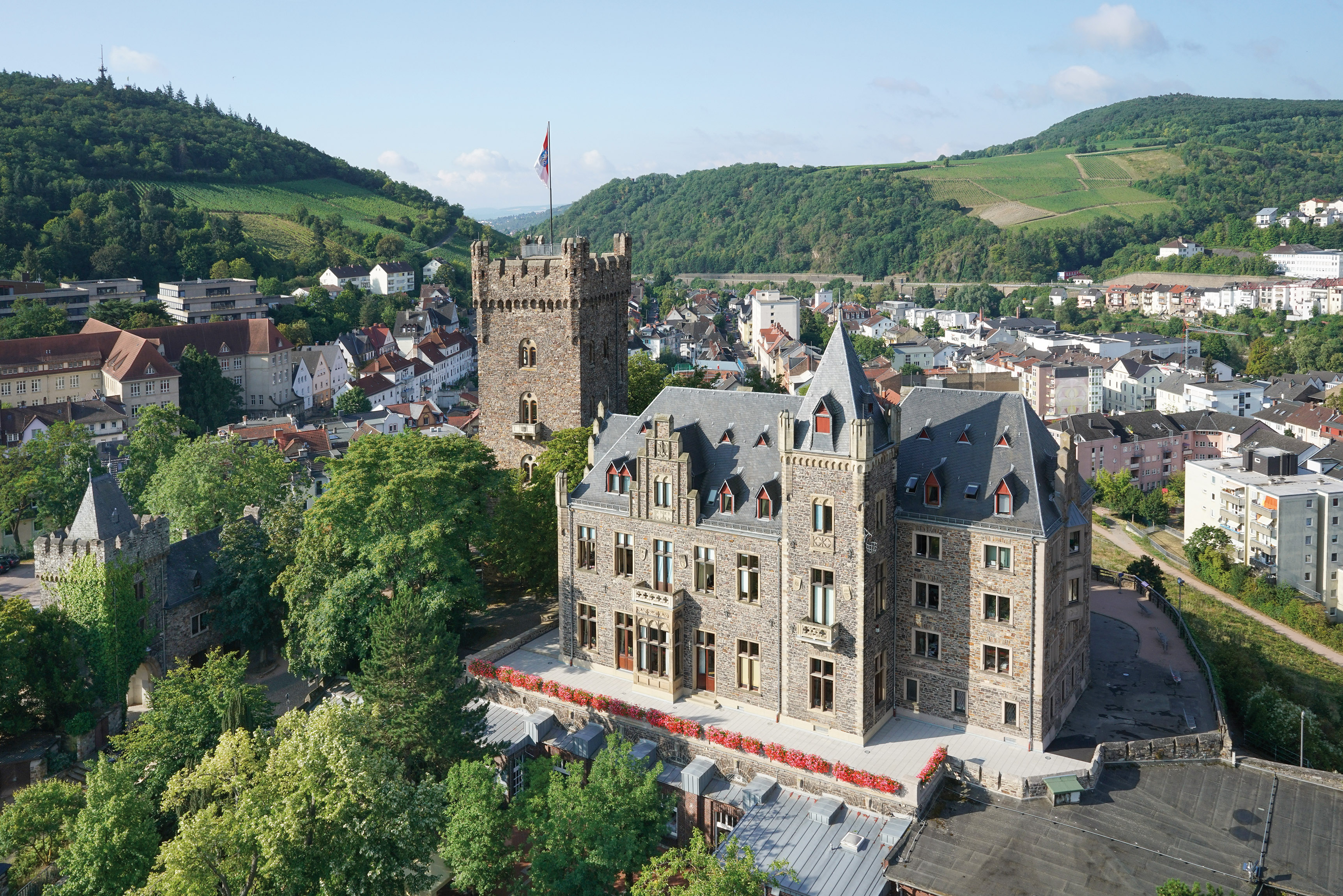Die Burg Klopp in Bingen am Rhein gilt als Wahrzeichen der Stadt und beherbergt unter anderem das Büro des Bürgermeisters sowie einen Teil der Stadtverwaltung.