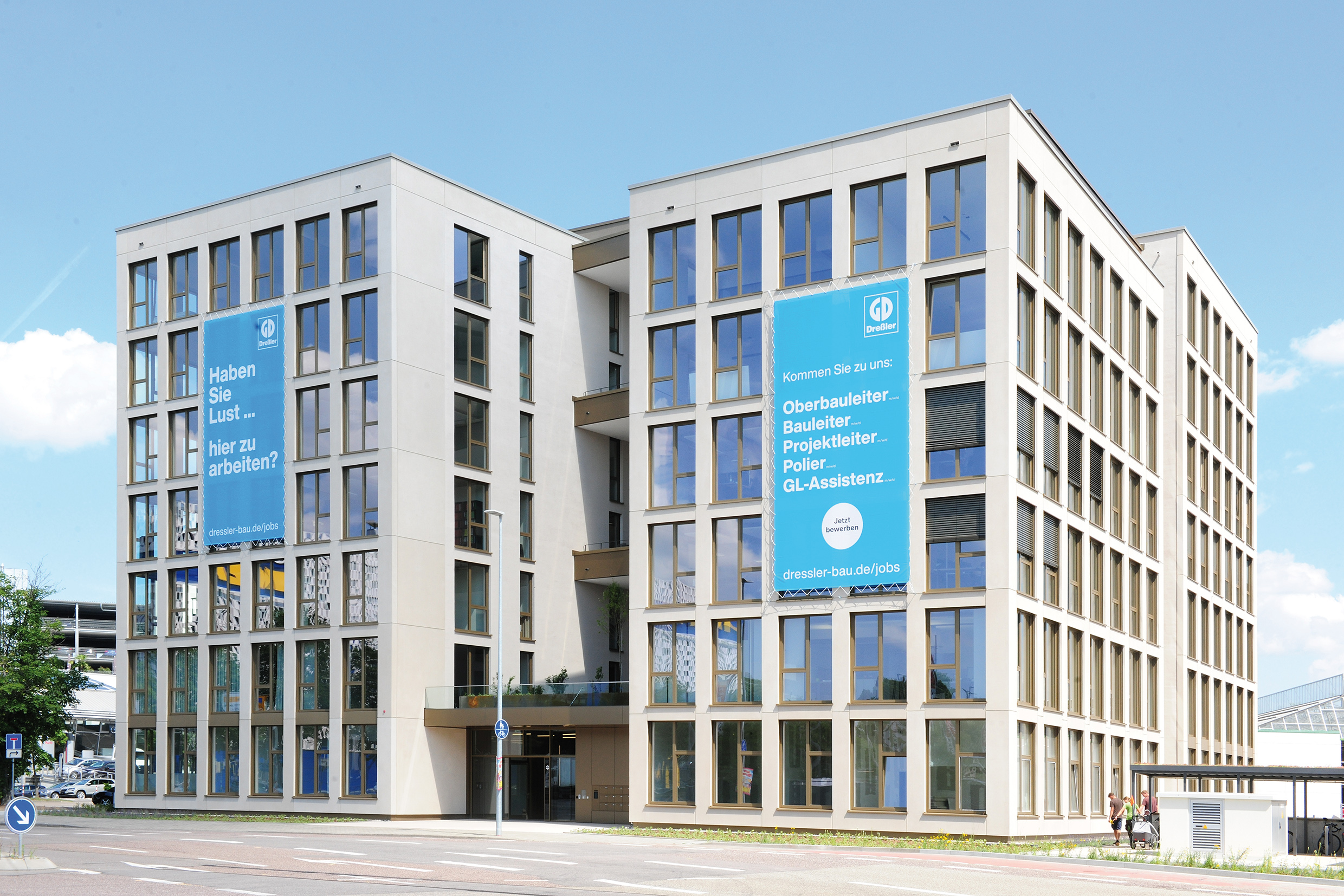 Situé sur le campus du marché de gros de Karlsruhe, le complexe de bureaux CarlsCube se distingue par une forme et une façade hors du commun. Il réussit, par ailleurs, à allier flexibilité spatiale et efficacité énergétique maximale.