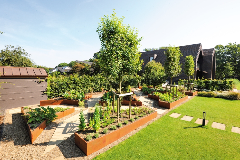 A number of custom raised beds from the company Richard Brink were used to create an ornamental, fruit and stroll garden set within the outdoor space belonging to a private home in Bremen.
