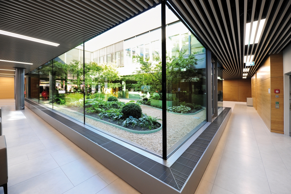 The two planted atriums in Sparkasse Aachen’s newly designed customer centre near Elisenbrunnen pump room are real eye-catchers. Not only do they look great, but they are also highly functional, bringing natural light into the customer area.