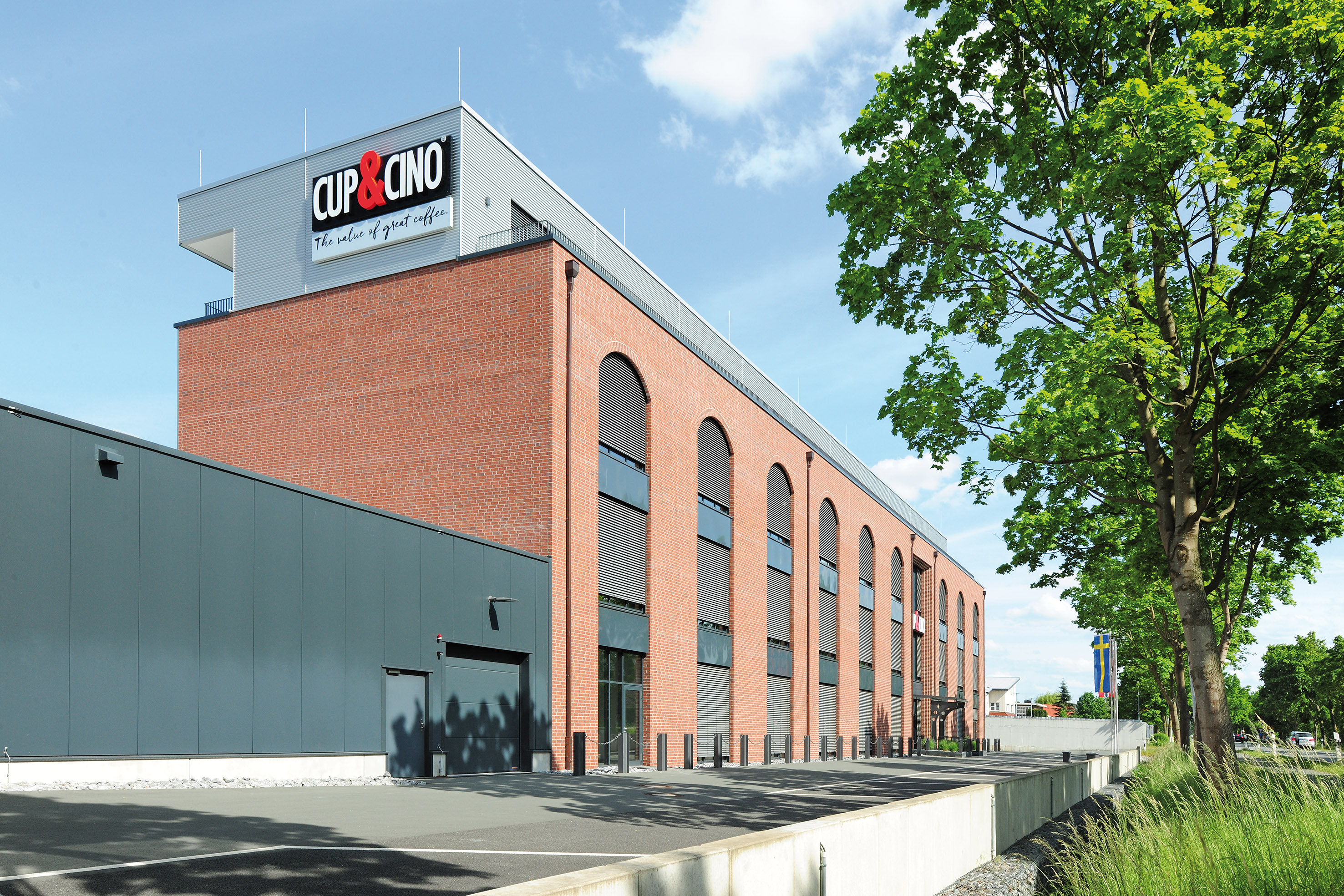 Im ostwestfälischen Hövelhof entstand auf einer Fläche von rund 5.000 Quadratmetern die neue Firmenzentrale der CUP&CINO Kaffeesystem-Vertrieb GmbH & Co. KG.  Foto: Richard Brink GmbH & Co. KG