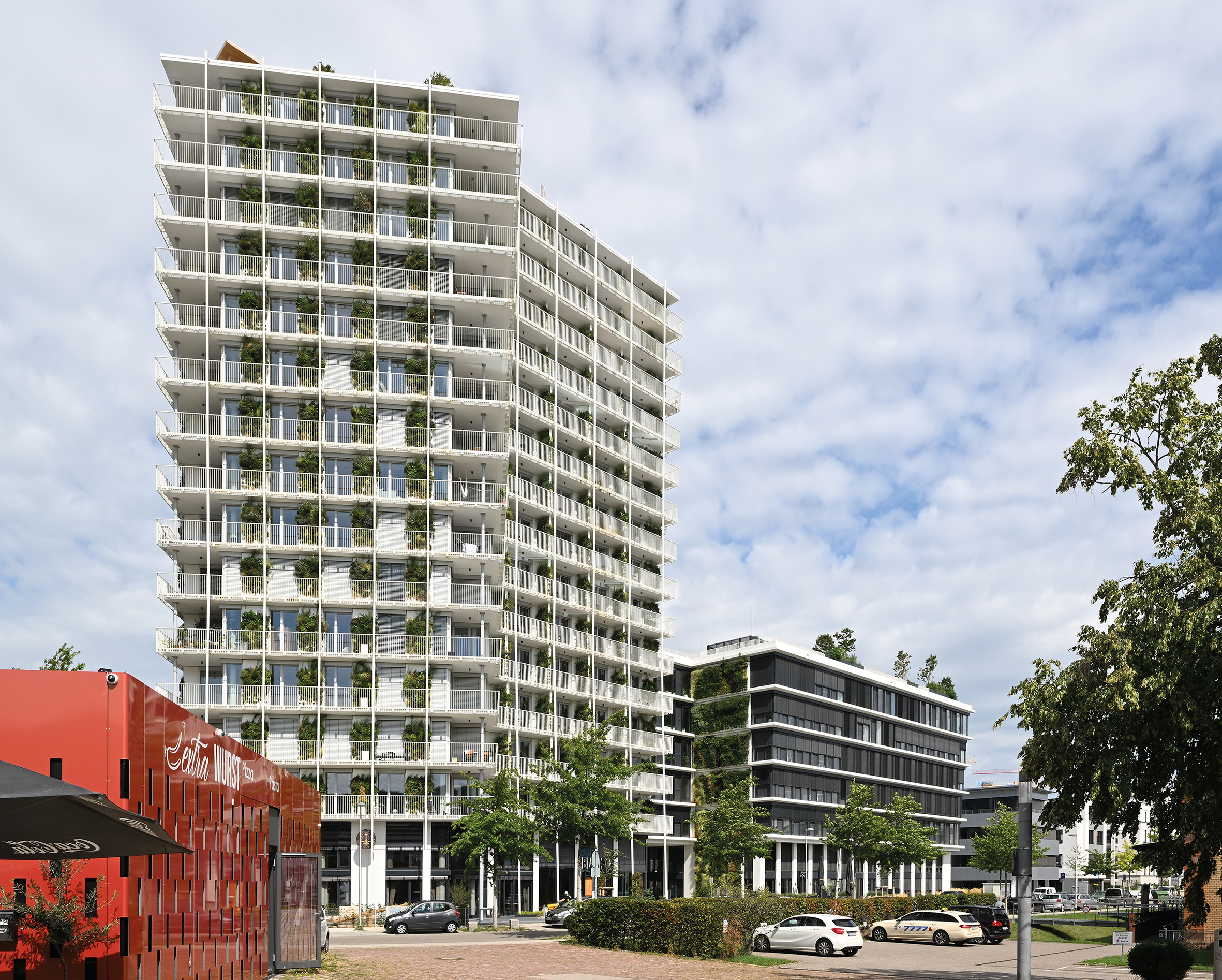 Op het terrein van het voormalige goederenstation Nord in Freiburg im Breisgau ontstond de Green City Tower, een complex dat uit meerdere gebouwen bestaat.  Foto: Richard Brink GmbH & Co. KG