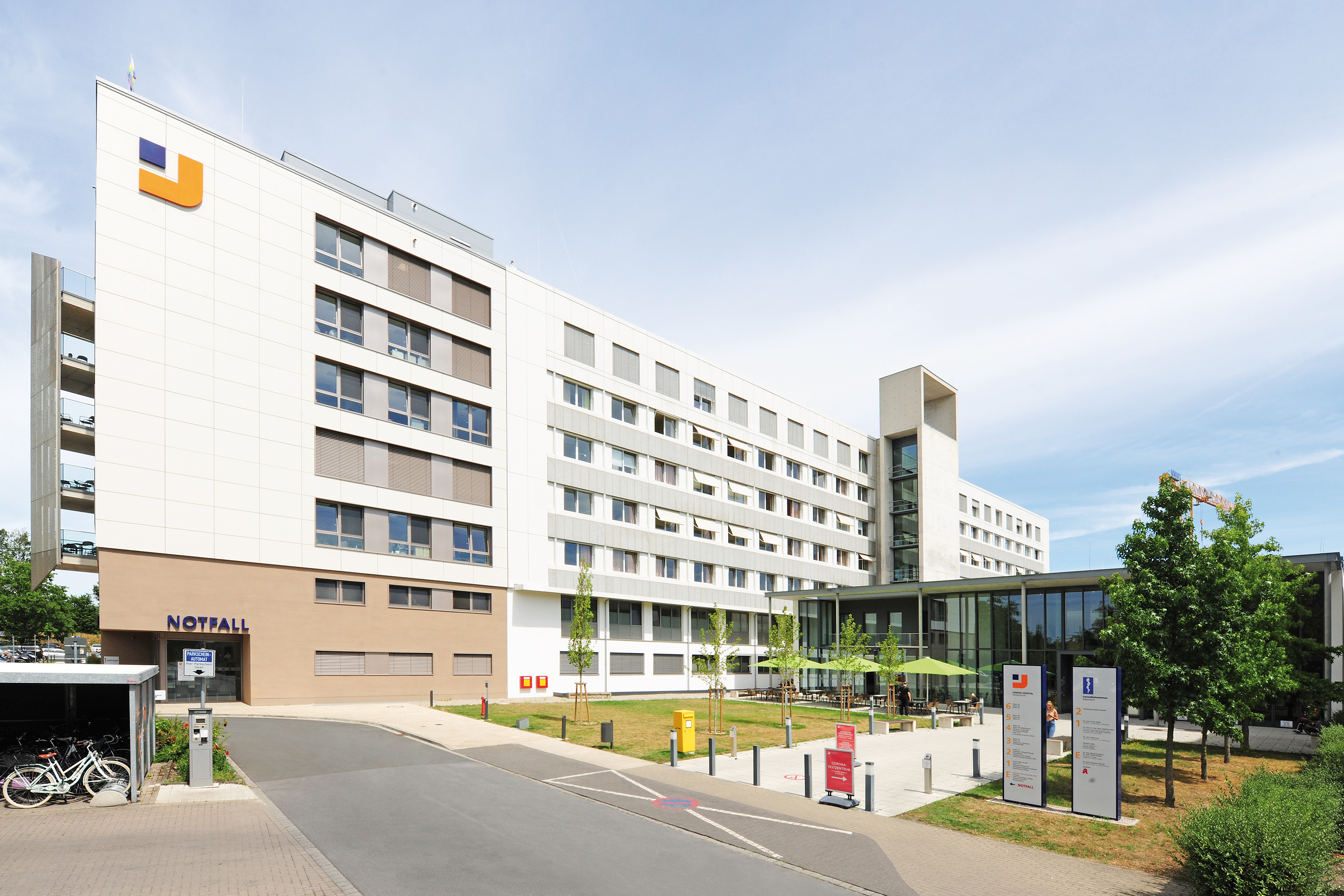 The new seven-storey extension building recently added to Josephs-Hospital in Warendorf houses not only an A&E department but also an intensive care unit and modern patient rooms.