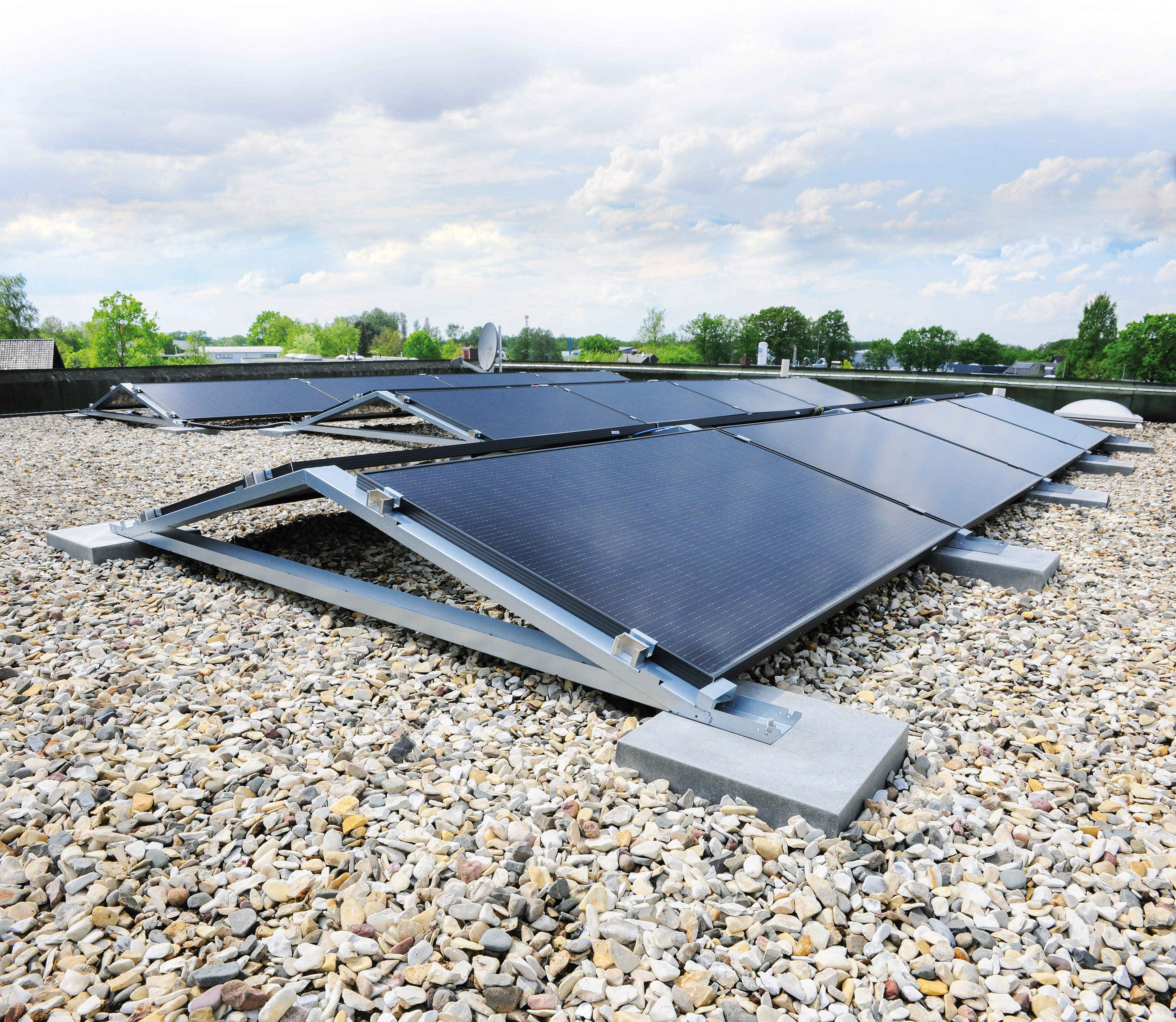 Auf dem Flachdach eines Wohnhauses in Gütersloh wurde eine Photovoltaik-Anlage mit 8,88 kWp installiert. Solarunterkonstruktionen „Miralux Flex“ der Firma Richard Brink bilden die Basis des Systems.  Foto: Richard Brink GmbH & Co. KG