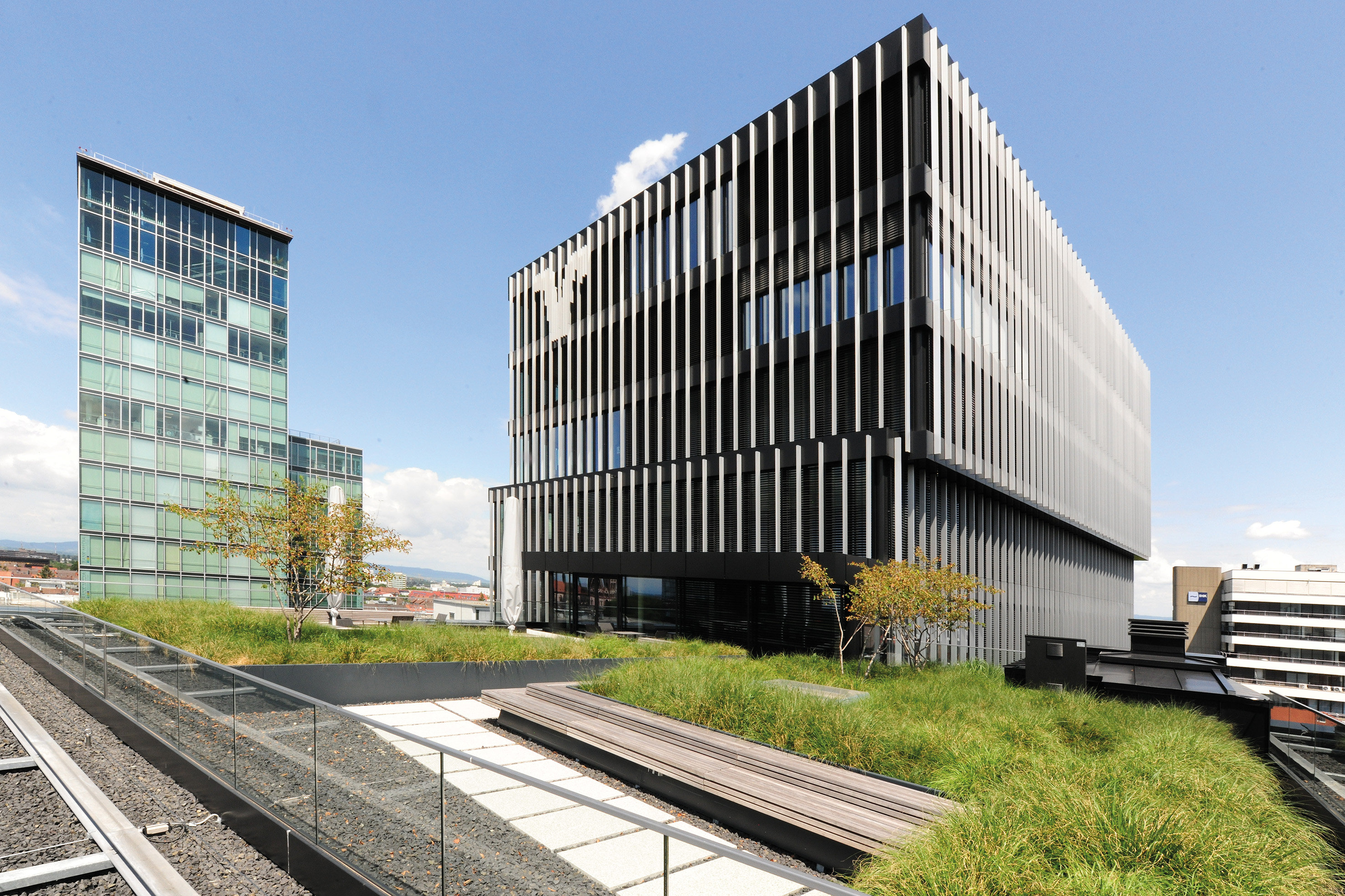 Der neue Gebäudekomplex der Volksbank Freiburg überzeugt durch sein gestalterisches Gesamtkonzept sowie seine Nutzung als multifunktionales Areal.