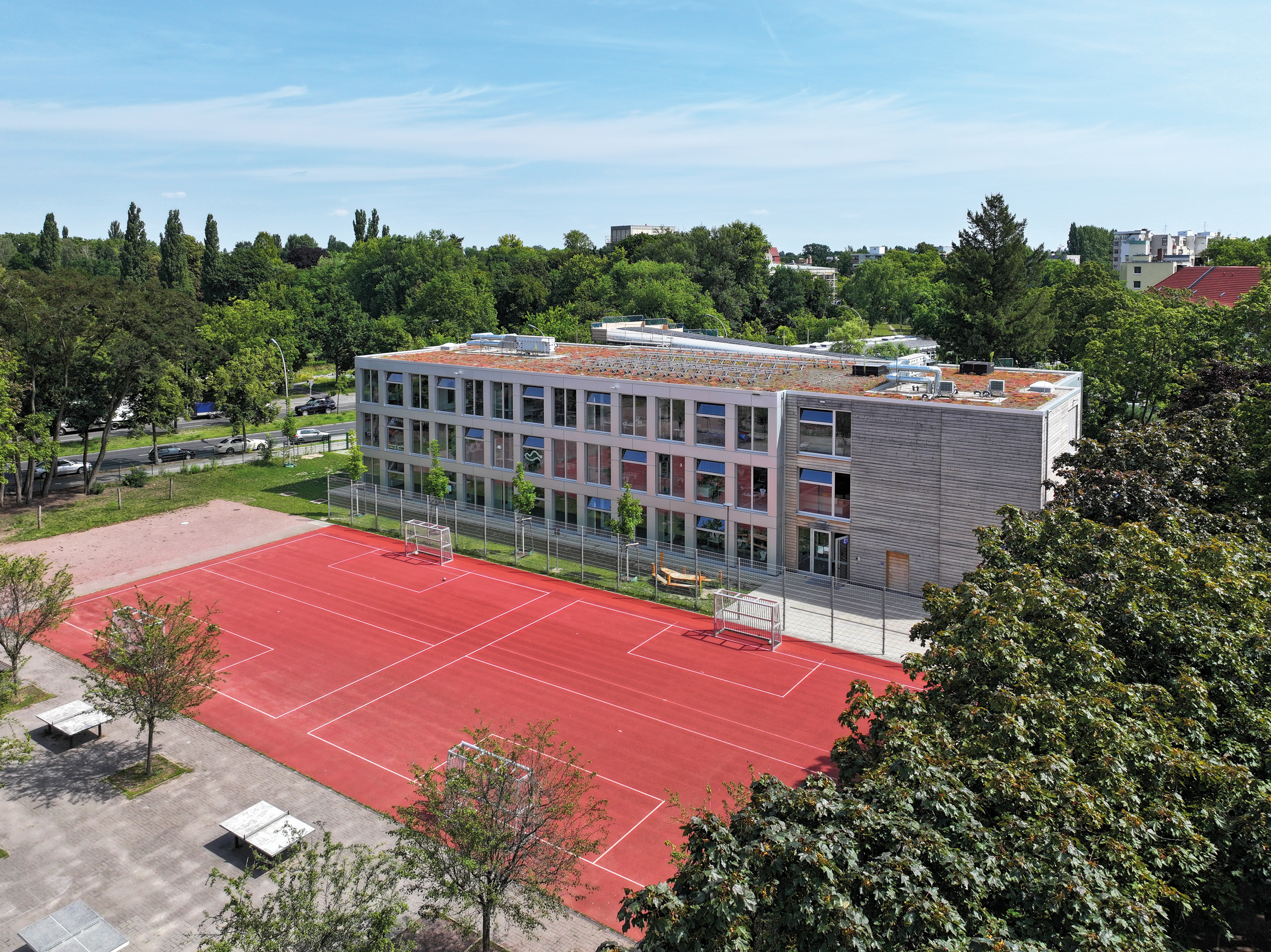 Die Hauptstadt hat 2017 mit der „Berliner Schulbauoffensive“ ein Investitionsprogramm ins Leben gerufen, um dem steigenden Bedarf an Schulplätzen gerecht zu werden und setzt dabei unter anderem auf modulare Holzbauten.  Foto: Richard Brink GmbH & Co. KG