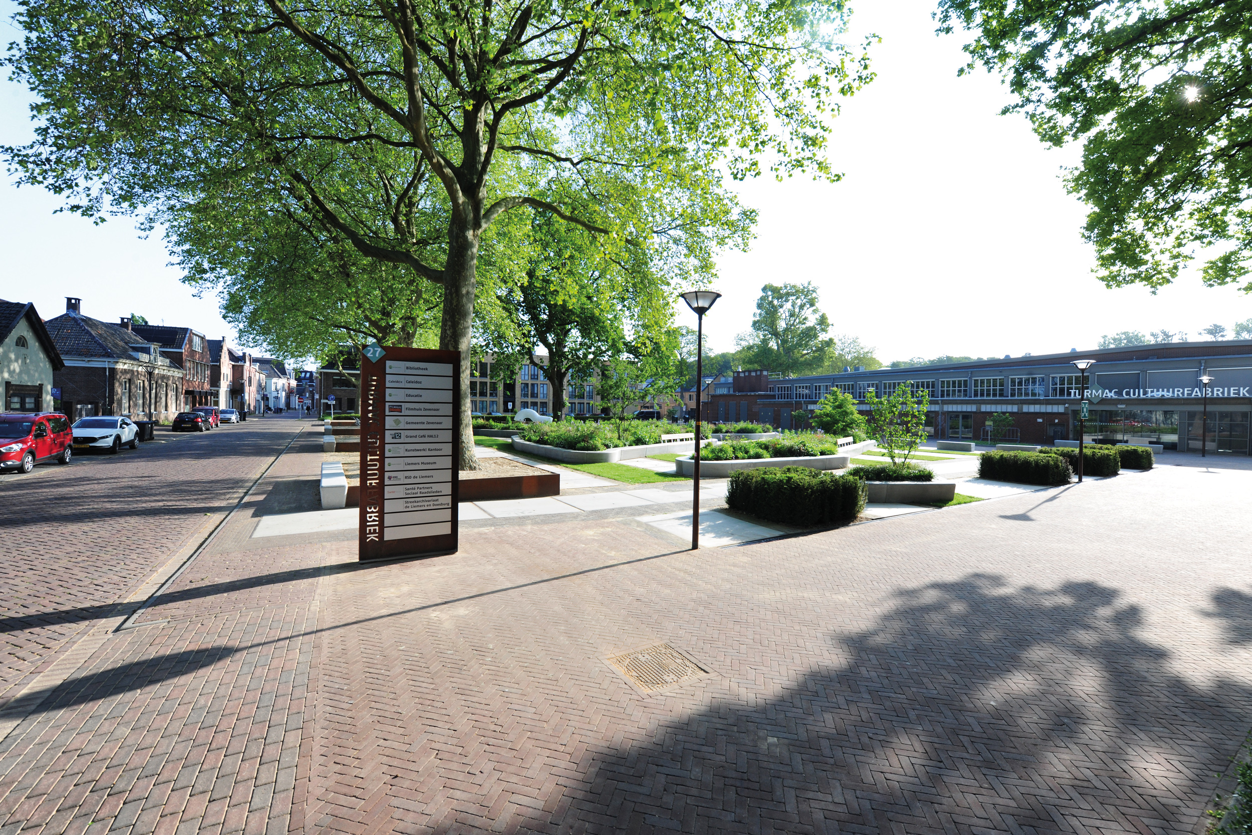 Der neu gestaltete Melangeursplein im niederländischen Zevenaar verbindet historische Industriearchitektur mit offenen, begrünten Aufenthaltsflächen.  Foto: Richard Brink GmbH & Co. KG